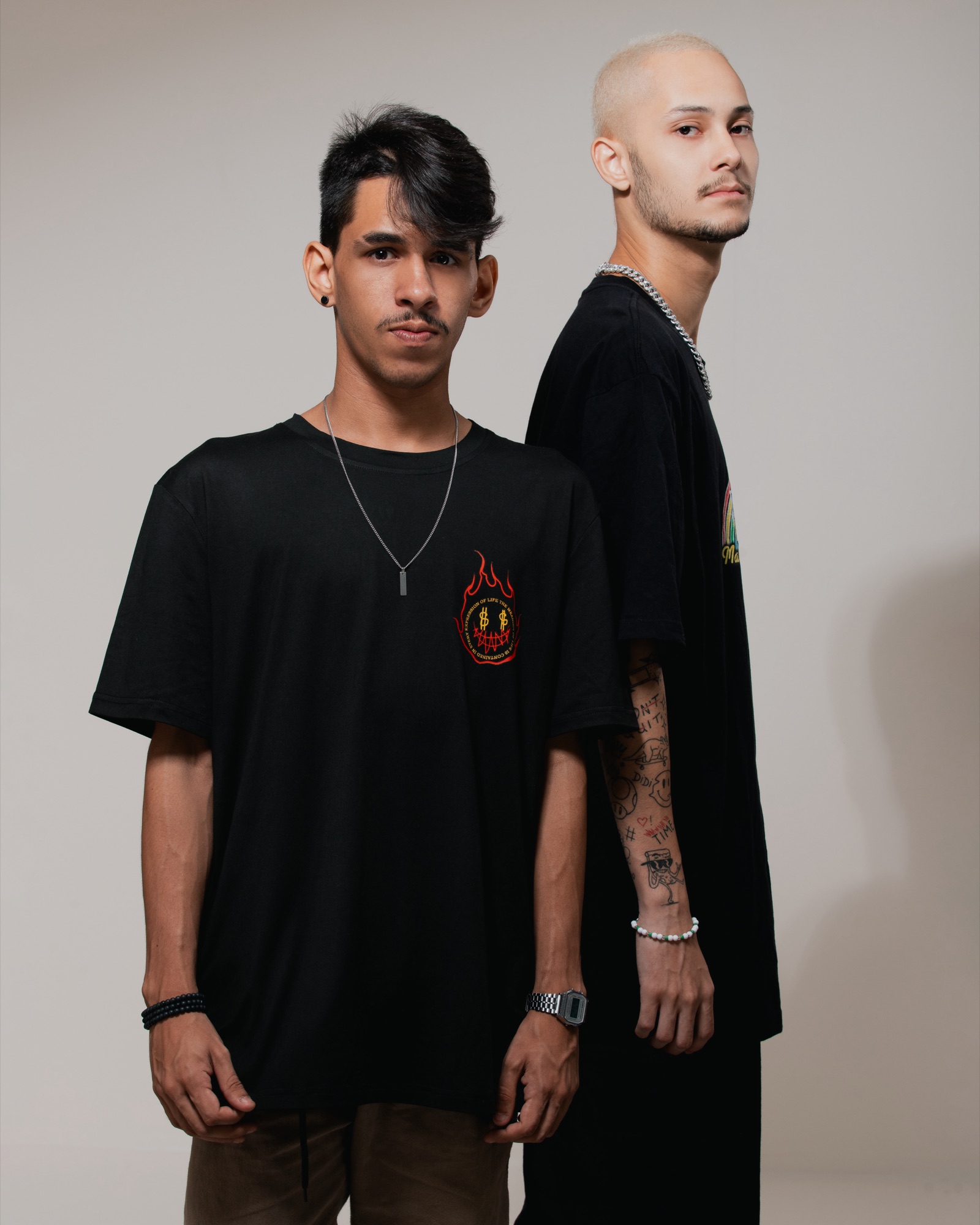 Os dois DJs da Tineway em foto de estúdio